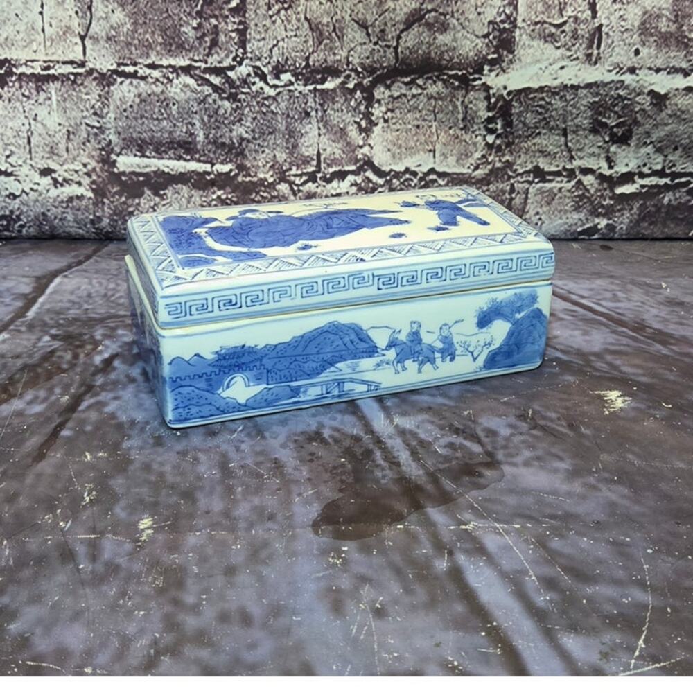 Antique Chinese Porcelaine Jewelry Box Blue and White